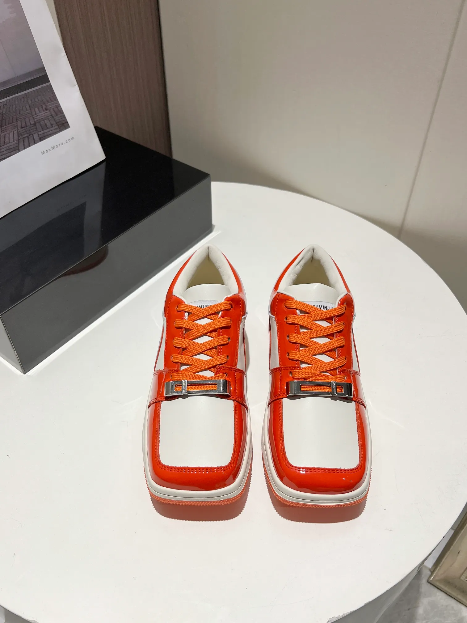 👟👟Ex-factory price 480👟👟 👑CALVINLUO I CUBE SNEAKER trendy brand square shoes low-top casual square-toe sneakers skateboard shoes sneakers👑 Starting from the design elements of classic two-color sneakers, CALVINLUO extracts the iconic elements of casual sneakers and integrates them into the formal "square toe" of formal shoes to make the overall lines of the sneakers more distinct. Nowadays, the matching rules are casual. 🧣Formal sports shoes are nothing new. The unique avant-garde square lines of CUBE SNEAKER, whether it echoes the tough and crisp suits, or appears in an eclectic manner in street styles, are a choice that breaks away from tradition and shows personality🧢 ▪️ Fabric: Original custom imported first-layer cowhide ▪️ Lining: Imported breathable mesh lining + soft sheepskin ▪️ Sole: Original molded two-color TPU outsole ▪️ Size: 35-40 (40 customized)